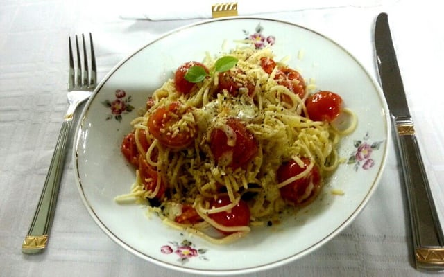 Espeguete com Tomates Cereja, Mussarela de Búfala e Manjericão