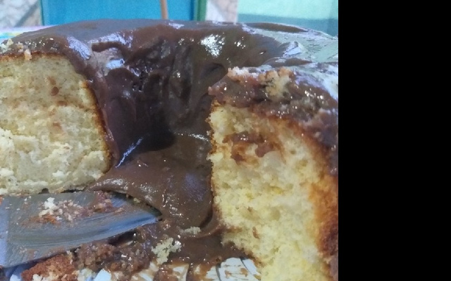 Bolo simples com cobertura de chocolate