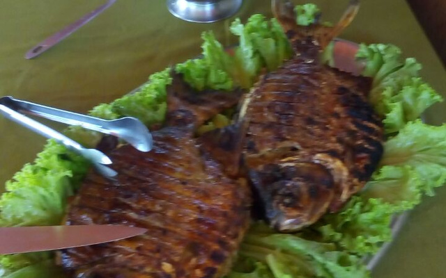 Peixe recheado e assado na churrasqueira