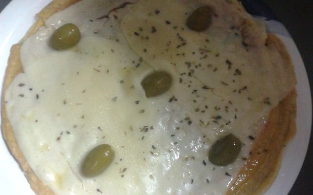 Pizza rápida de omelete e mussarela