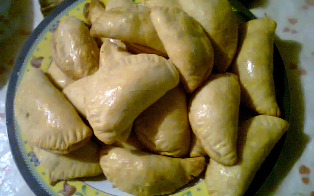 Pastel com massa de requeijão assado