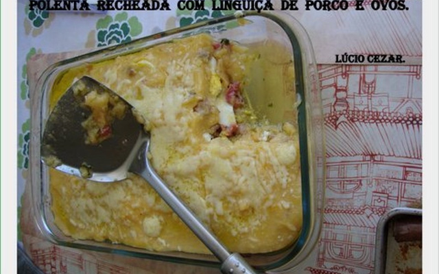 Polenta recheada com linguiça de porco e ovos