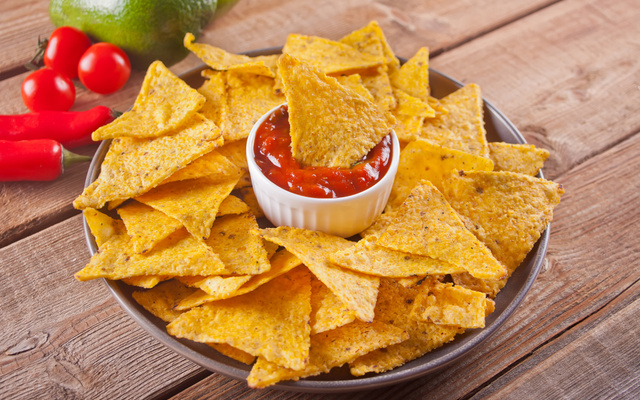 Chips de tortilla feito com farofa de milho da Yoki