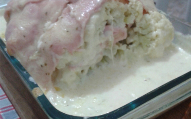 Couve-flor recheado com molho branco