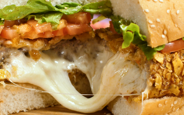 Hambúrguer de doritos com queijo 