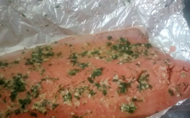 Salmão de forno com alcaparras