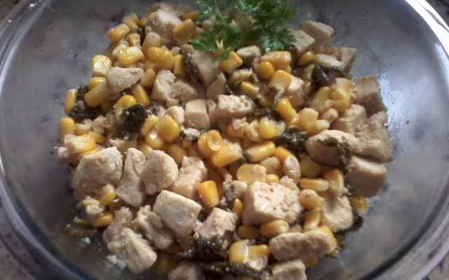 Frango com milho e folhas de aipo