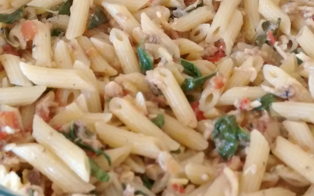 Salada de mini penne com sardinha e manjericão