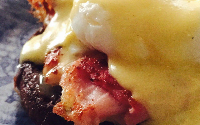 Ovos benedict no pão australiano