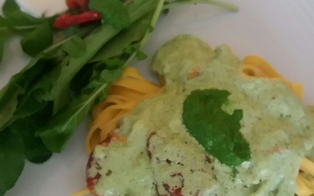 Talharim ao pesto de rúcula com tomates secos