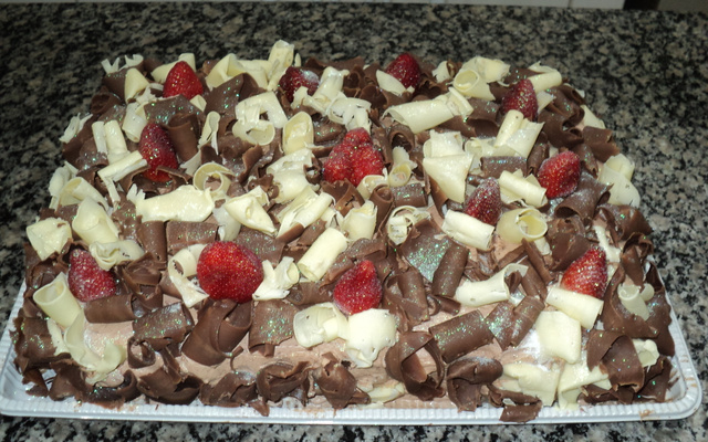 Bolo trufado de chocolate