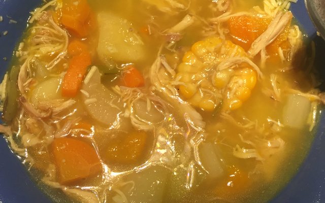Sopa de legumes e pedaços de frango