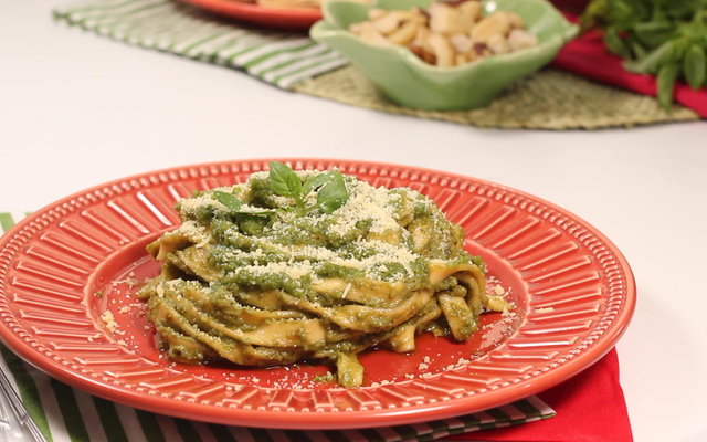 Macarrão ao molho pesto