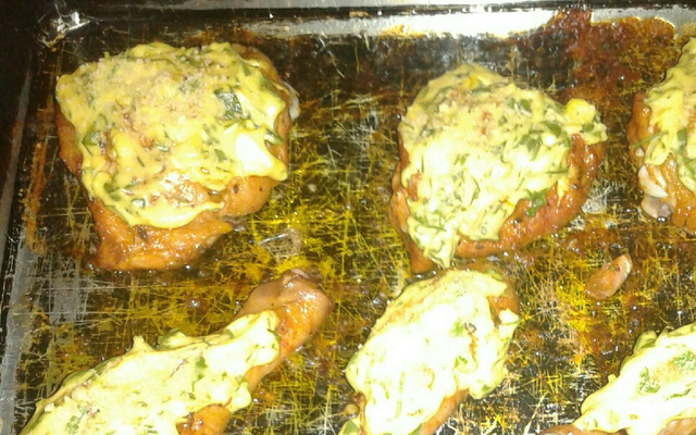 Coxa e sobrecoxa assada com molho de maionese