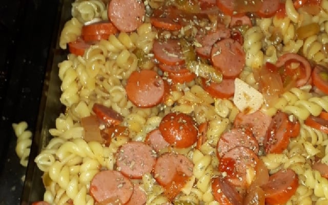 O suculento macarrão com salsicha