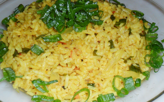 Arroz com açafrão, tomates e cheiro verde