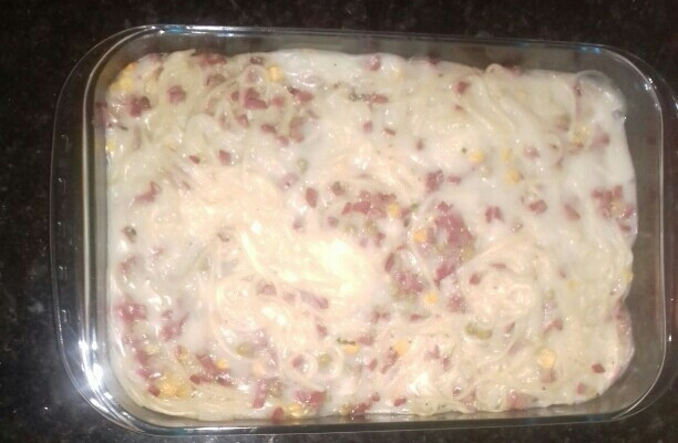 Macarrão com presunto e molho branco