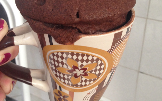 Bolo de caneca de chocolate com calda - light
