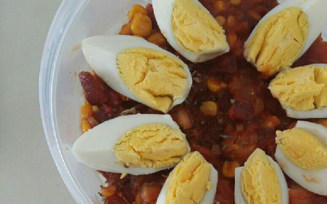 Macarronada ao molho vermelho com bacon e ovos
