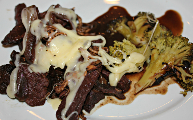 Filé mignon ao molho de shimeji, mussarela e couve-flor