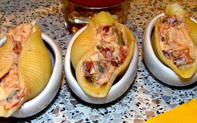 Conchiglioni recheado com surimi e pesto de rúcula 