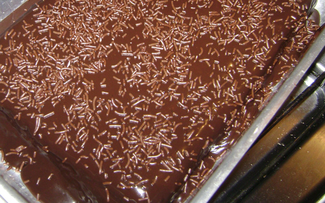 Bolo de chocolate recheado aerado e super molhadinho