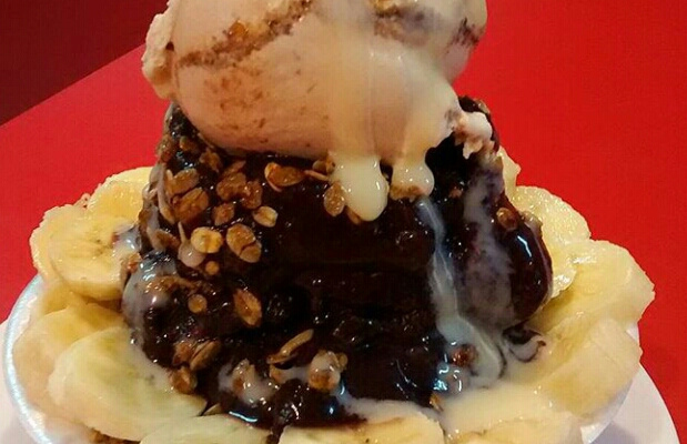 Sorvete de chocolate caseiro rápido e fácil