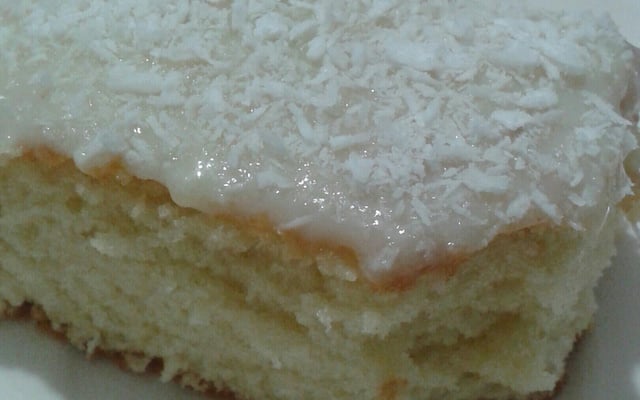 Bolo pão-de-ló com coco