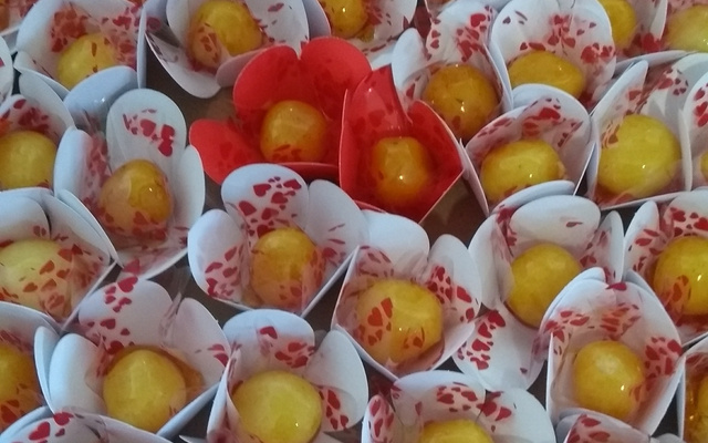 Bala de coco caramelizada (bala baiana ou bala de ovo)