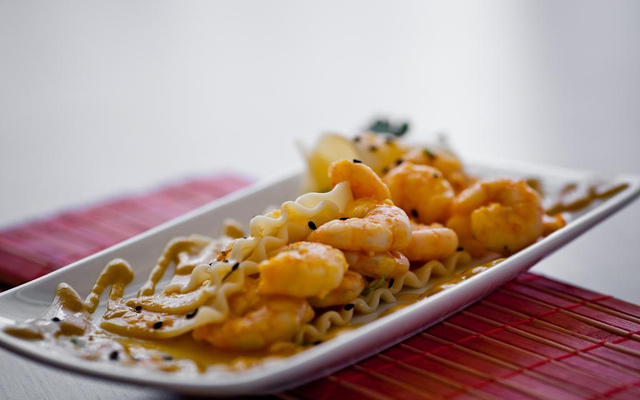 Porção de lasanha de camarão servida em prato