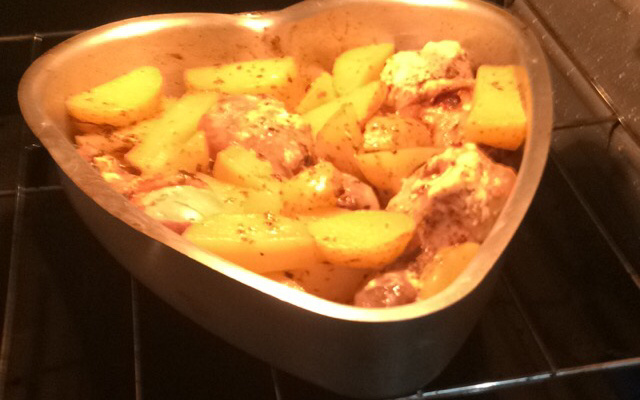 Coxa de frango assada com batatas