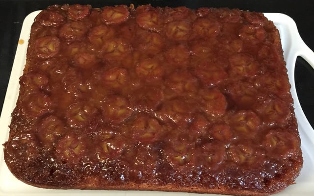 Bolo invertido de banana caramelada de liquidificador