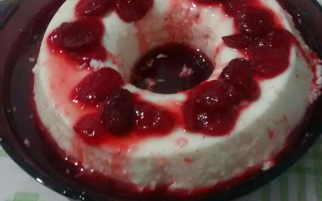 Manjar de coco com calda de morango