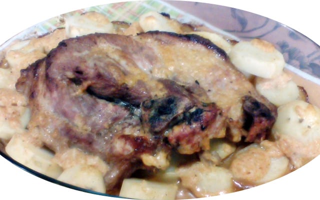 Pernil ao molho de maionese com batatas