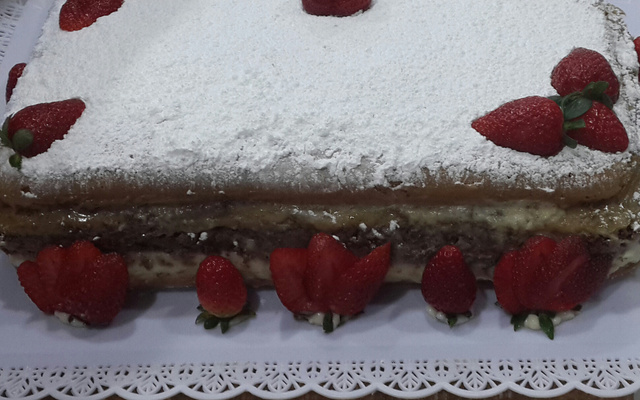 Naked cake de morango e doce de leite (Pâns)