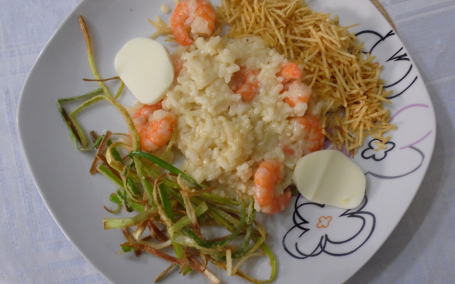Risoto de camarão com alho poró crocante
