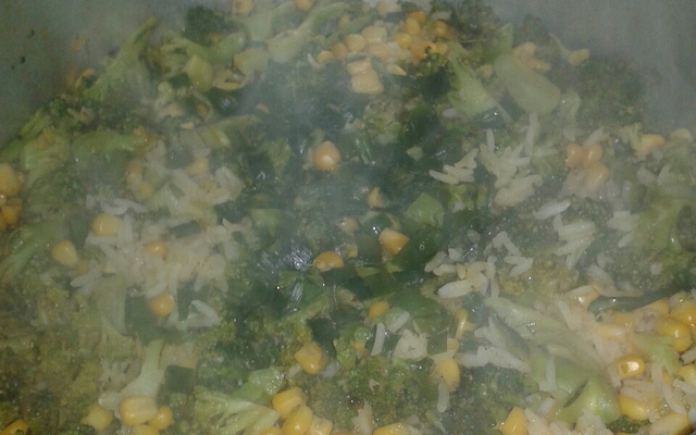 Arroz saboroso com brócolis e milho