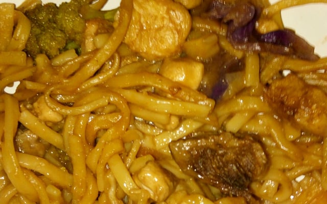 Yakisoba simples de legumes e carne