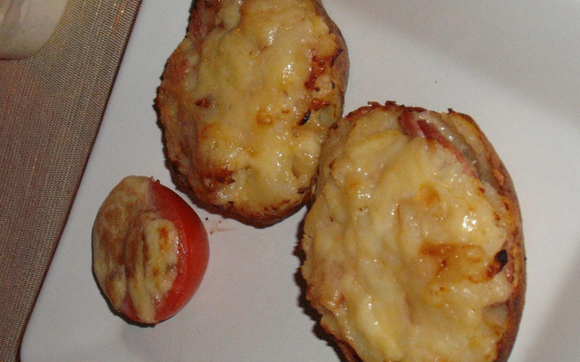 Batata no forno com bacon e queio