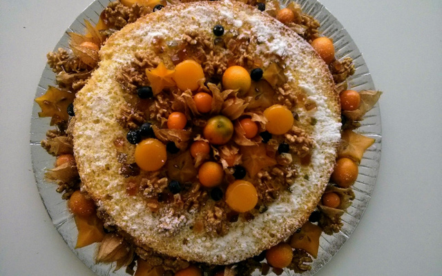 Bolo creme com pêssegos, cobertura de marshmallow e frutas