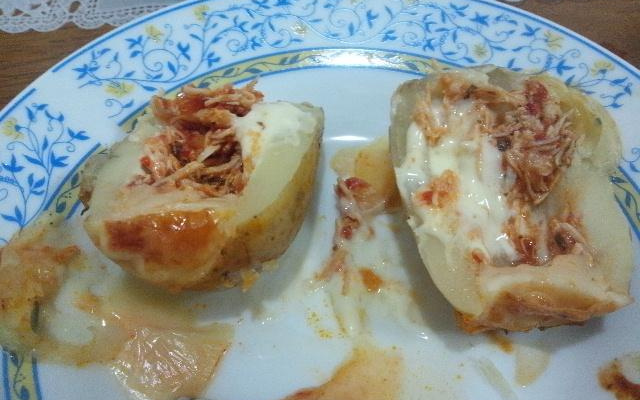 Batata recheada com peito de frango defumado