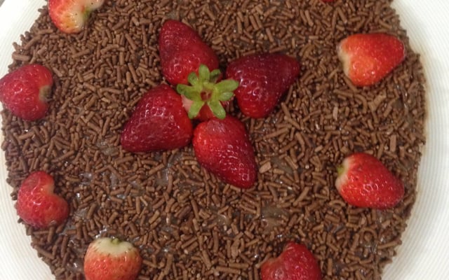 Bolo de brigadeiro com Morango