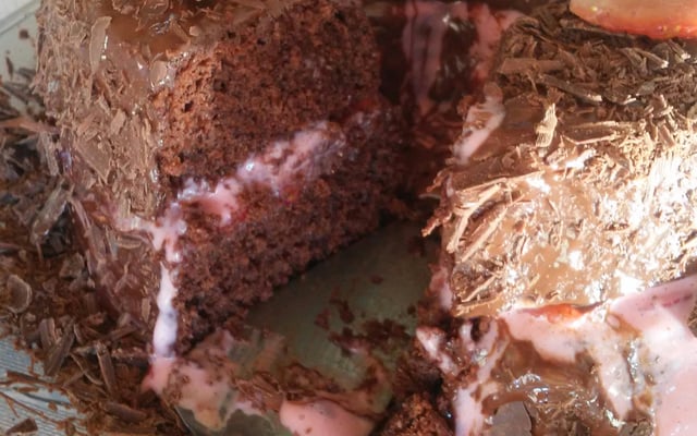 Bolo de chocolate com recheio de morango