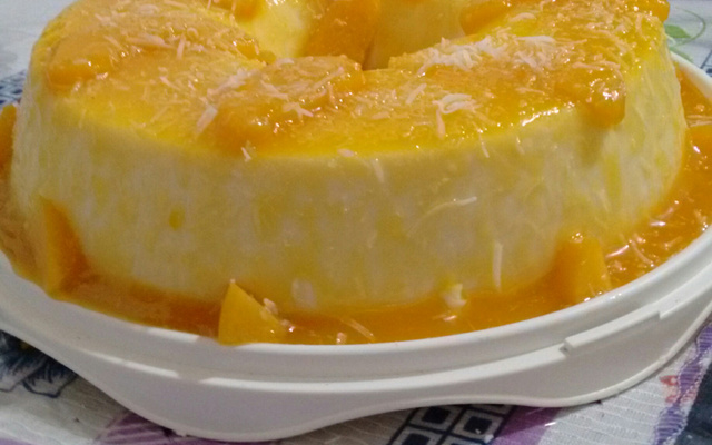 Manjar de coco com calda de pêssego
