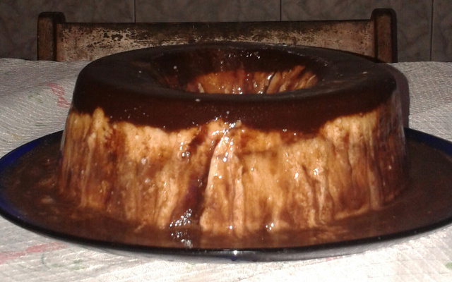 Sorvete de creme com cobertura de chocolate