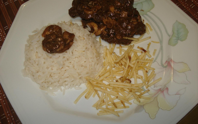 Mignon ao vinho e gorgonzola