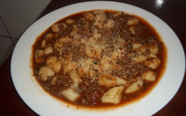 Nhoque de batata com molho de linguiça de churrasco