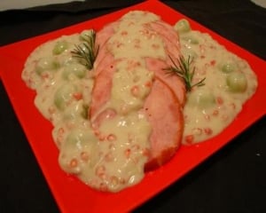 Tender ao molho de romã e uvas verdes