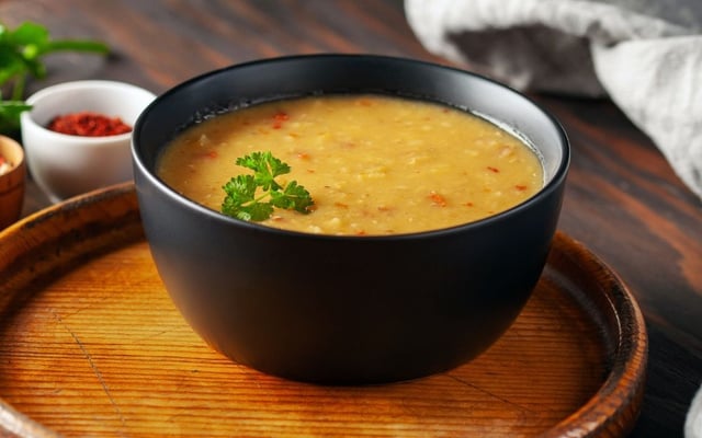 Caldo de kenga com milho cremoso servido em tigela