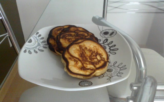 Panqueca americana de banana e canela